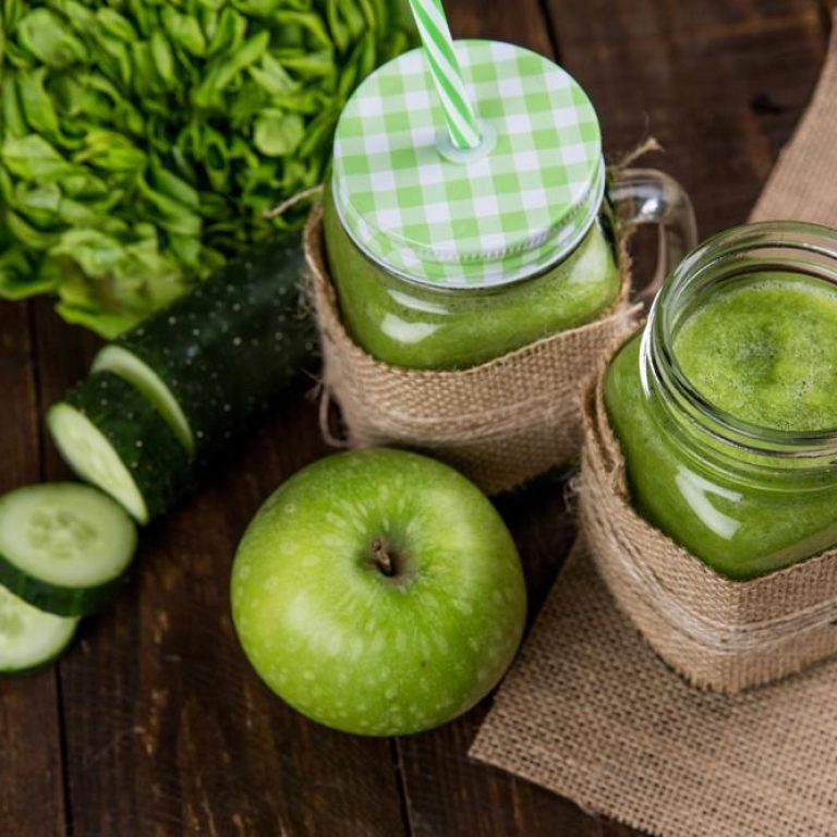 Green-smoothie-27c5bf7c595d4f3b8ebf0555549b52fc