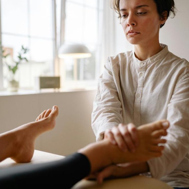 foot-massage-8d9220b0625d4a04bbe50e59d64f9c26