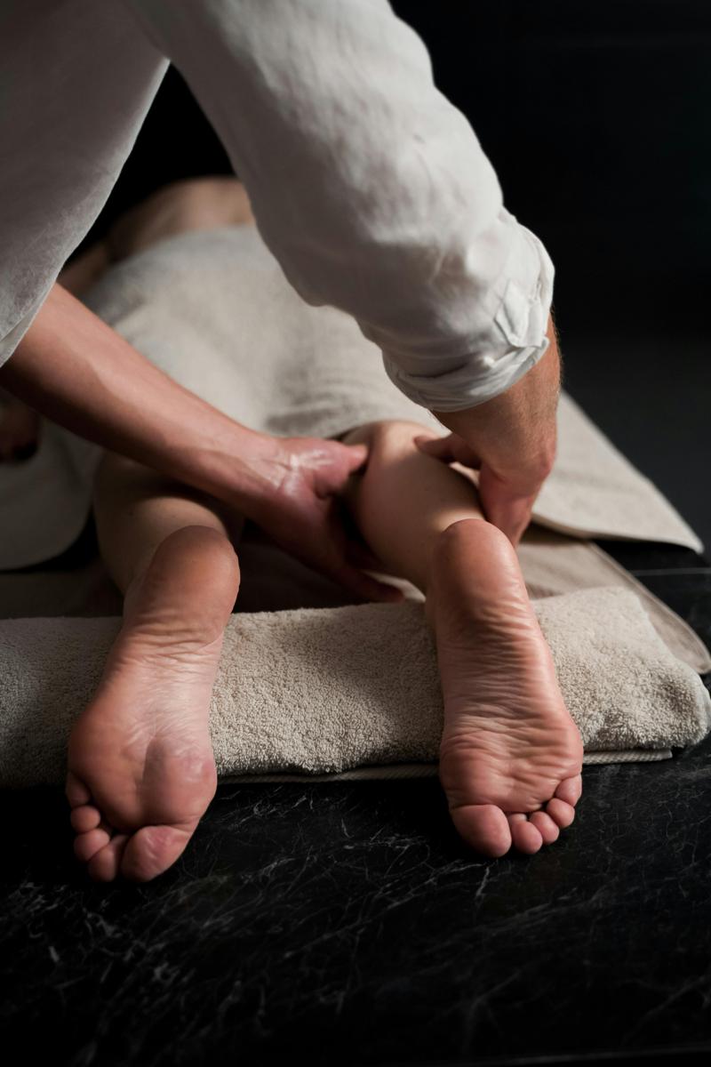 foot massage-42a49d0b134943e794d1e33373f894b6.jpg foot massage